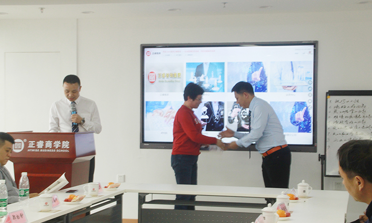 石獅市服裝產(chǎn)業(yè)聯(lián)盟、石獅市染整同業(yè)公會來我司參訪交流并赴標桿項目德永佳參觀學(xué)習(xí)