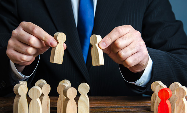 如何根據行業(yè)和市場狀況進行薪酬調整？