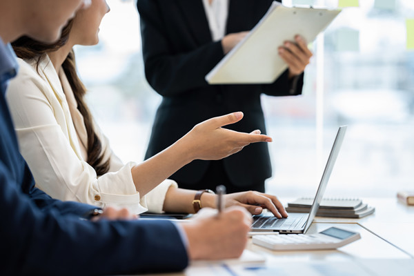 集團如何建立和維護與戰(zhàn)略合作伙伴的關系？