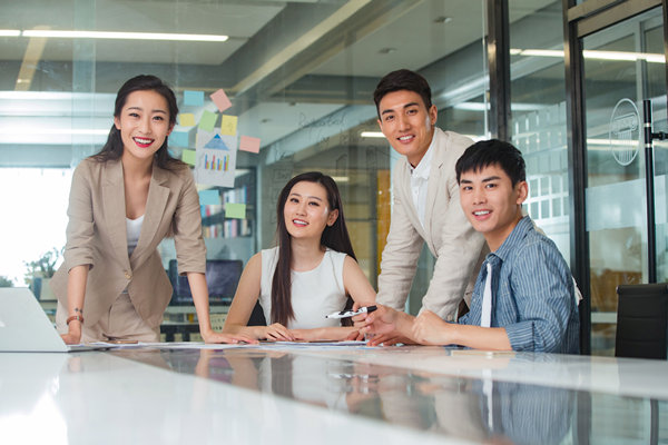 績(jī)效考核與反饋：及時(shí)反饋，指導(dǎo)改進(jìn)