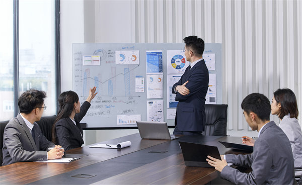 強(qiáng)化集團(tuán)風(fēng)險(xiǎn)防控，確保穩(wěn)健運(yùn)營(yíng)，守護(hù)企業(yè)安全