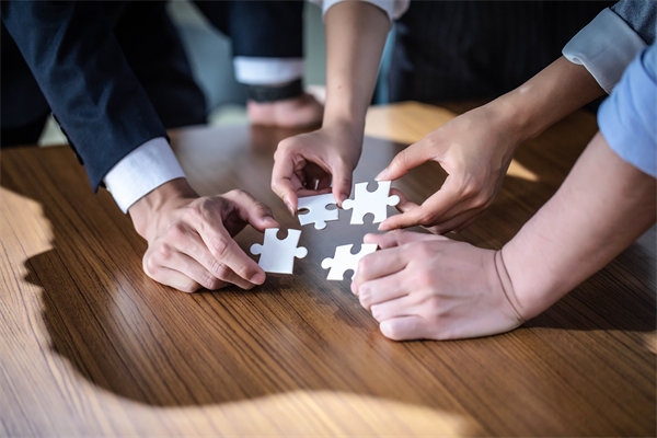 聚焦年度經(jīng)營(yíng)計(jì)劃實(shí)施，強(qiáng)化內(nèi)部管理，提升運(yùn)營(yíng)效率