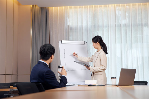 創(chuàng)新薪酬管理模式，構(gòu)建高效激勵(lì)與留任新機(jī)制