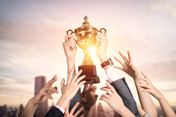 結(jié)合企業(yè)薪酬實(shí)踐談?wù)勅绾翁嵘髽I(yè)的薪酬競(jìng)爭(zhēng)力？