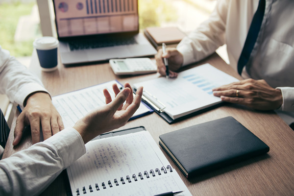 結(jié)合企業(yè)薪酬實踐談?wù)勅绾翁嵘髽I(yè)的薪酬競爭力？