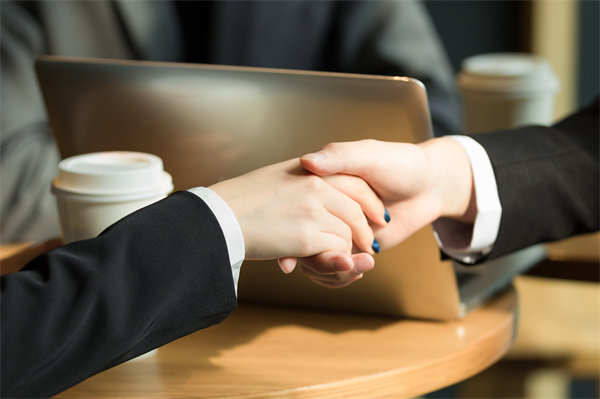 在客戶服務(wù)中如何有效傳遞和強化品牌的核心價值觀？