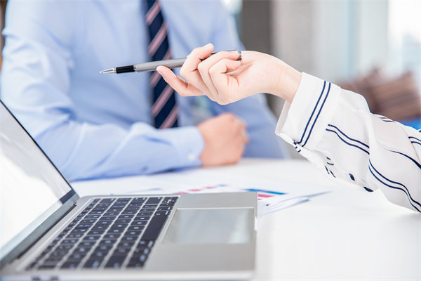 在績效溝通時(shí)，如何給員工提出改進(jìn)意見促進(jìn)績效增長？