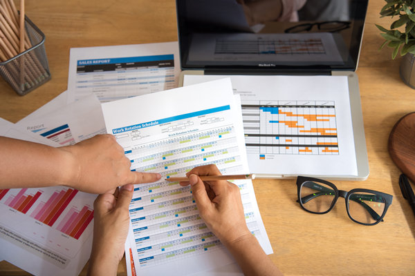 員工績(jī)效不佳時(shí)，應(yīng)采取哪些策略進(jìn)行干預(yù)與提升？