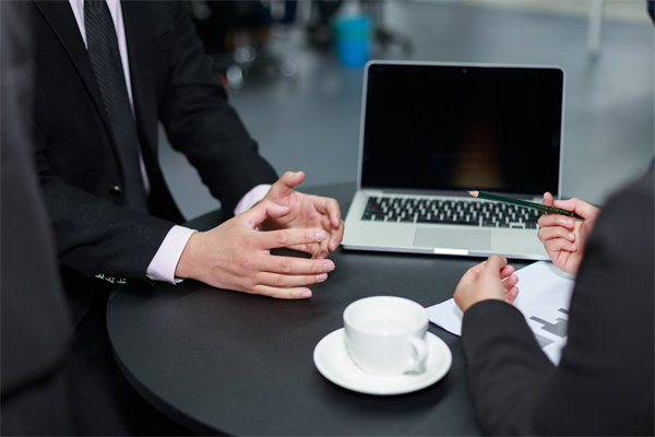 如何實(shí)施360度績(jī)效評(píng)估，確保反饋全面且客觀？