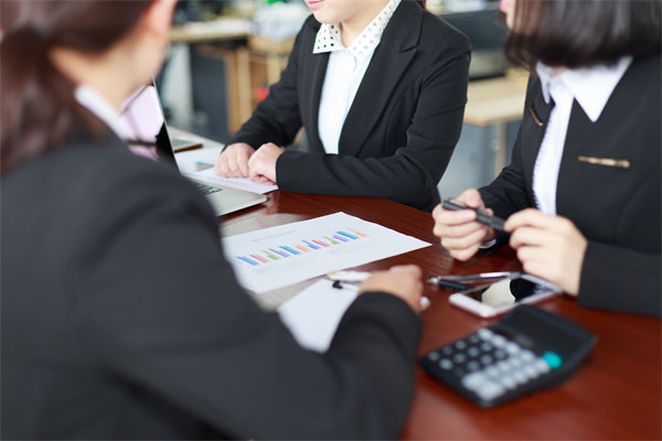 初創(chuàng)企業(yè)如何設(shè)定合理的薪酬策略吸引人才？