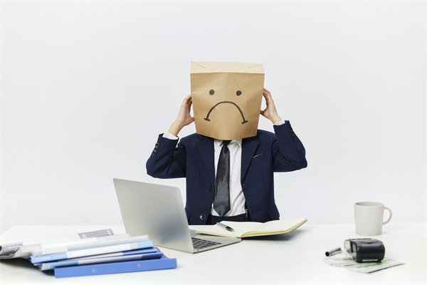 組織變革中，如何管理員工情緒與阻力，確保平穩(wěn)過渡？