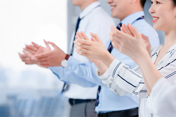 組織變革中，如何管理員工情緒與阻力，確保平穩(wěn)過渡？