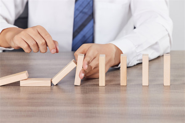 如何建立有效的風險防控體系，保障集團安全？