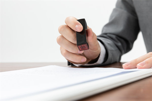 薪酬管理中如何確保合法合規(guī)，避免法律風險？