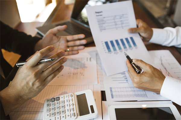 薪酬結構如何平衡固定與浮動部分，激勵員工績效？