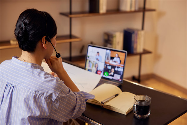 遠(yuǎn)程工作模式下，如何確保員工效率與團(tuán)隊(duì)凝聚力？