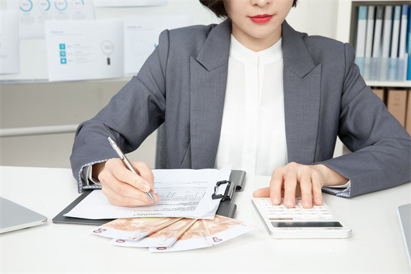 企業(yè)戰(zhàn)略轉(zhuǎn)型的關(guān)鍵成功因素與風(fēng)險(xiǎn)規(guī)避策略何在？