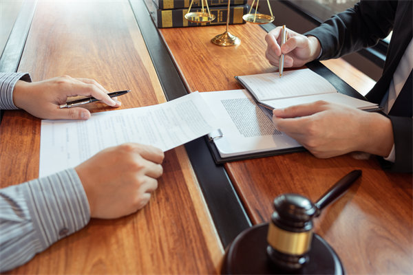 在變革中，如何有效管理組織內(nèi)部的沖突與不確定性？