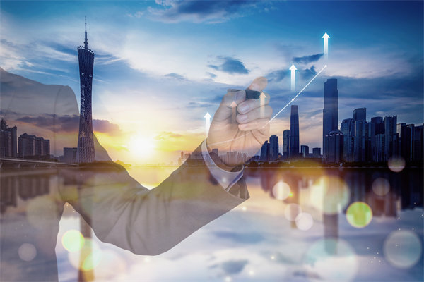 在薪酬體系設計時，應如何考慮行業(yè)標準和市場變化？