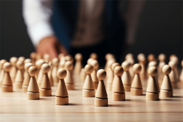 資源分配時，組織規(guī)劃如何平衡各部門需求與整體目標？