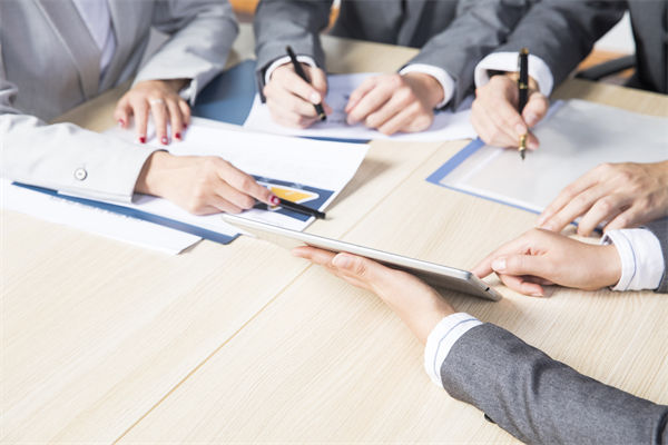 多元化團(tuán)隊管理中，如何促進(jìn)員工之間的協(xié)作與融合？