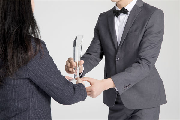 績效管理中，如何激勵優(yōu)秀員工，又幫助其提升？