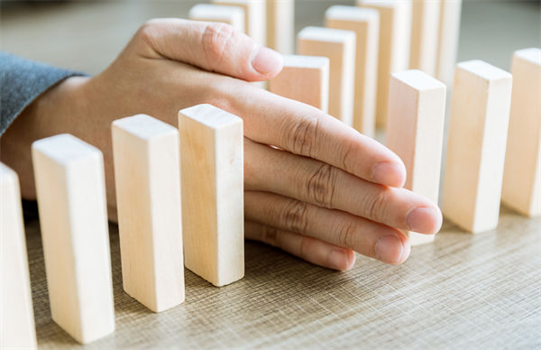 在年度經(jīng)營計(jì)劃中，如何有效識(shí)別并應(yīng)對(duì)潛在風(fēng)險(xiǎn)？