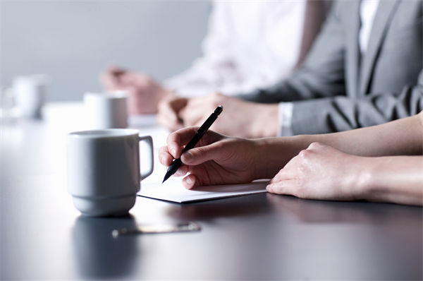 績(jī)效不佳員工薪酬調(diào)整策略，如何避免士氣低落？