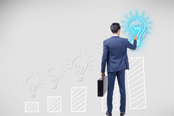 如何通過(guò)預(yù)算分析，識(shí)別企業(yè)運(yùn)營(yíng)中的潛在風(fēng)險(xiǎn)與機(jī)遇？