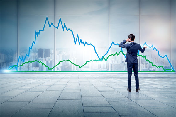 員工績效不佳，是應該立即解雇還是給予改進機會？