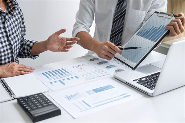 在滾動(dòng)預(yù)算模式下，如何確保預(yù)算的連續(xù)性和前瞻性？