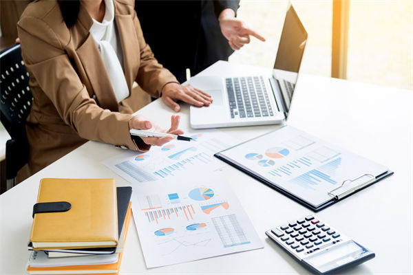 薪酬與市場脫節(jié)，員工抱怨不斷，如何對標(biāo)市場調(diào)薪？