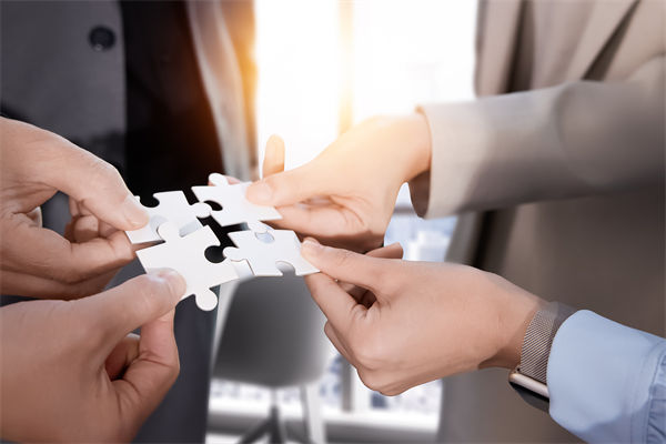 把頂層設(shè)計(jì)和問計(jì)于民統(tǒng)一起來，對企業(yè)戰(zhàn)略的啟示