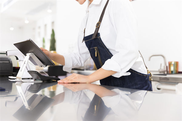 29歲女演員回應(yīng)在餐廳當(dāng)服務(wù)員，人力資源怎么看？