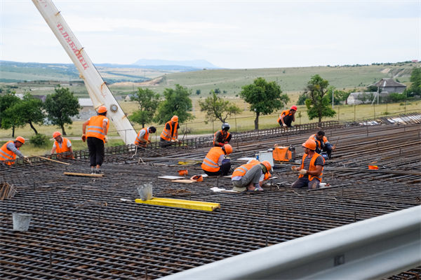 薪酬績效咨詢：00后女鋼筋工每天工地干10小時(shí)賺320